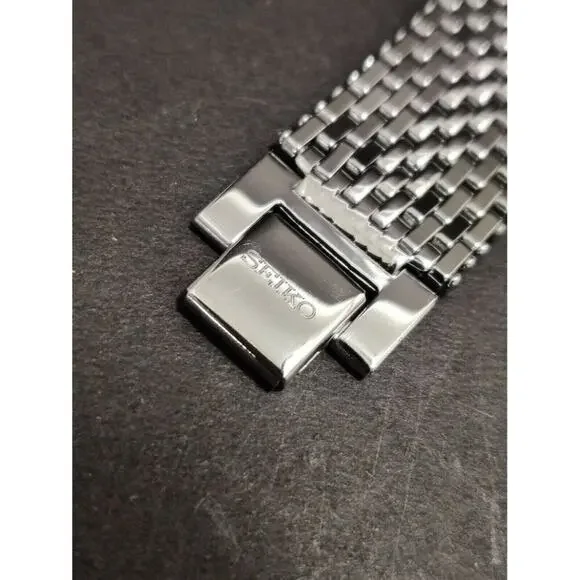 Vintage Style Seiko Quartz Mens Silver Watch & Red accents W/ Metal Strap - Picture 8 of 8